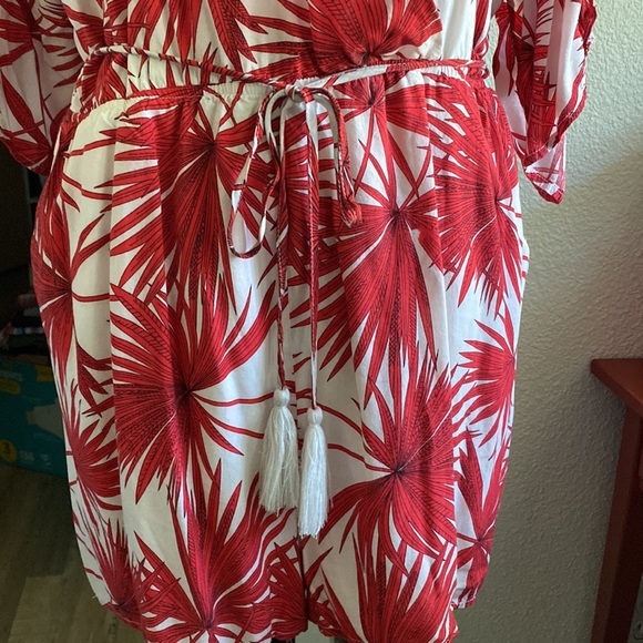 Gently Worn Bishop + Young Cold-Shoulder Romper-Large - Picture 10 of 11